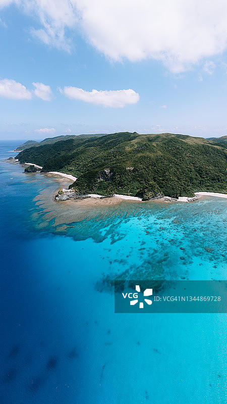 热带岛屿，清澈的蓝色海水和珊瑚礁，庆良间群岛图片素材