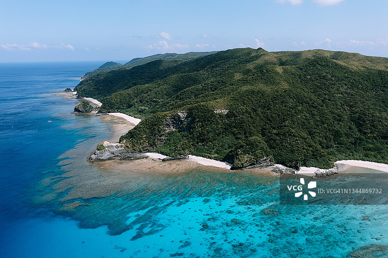 日本冲绳清澈蓝水和珊瑚礁热带岛屿航拍图片素材