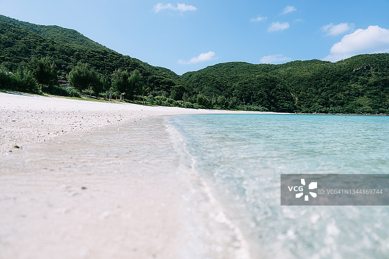 白色沙滩上轻柔的海浪，庆良间诸岛图片素材