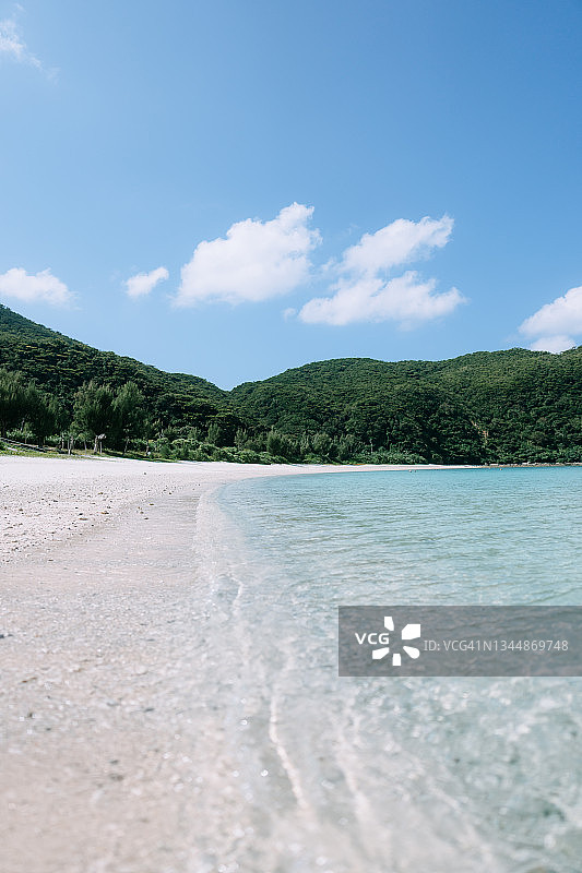 轻柔的海浪拍打着冲绳白色沙滩图片素材