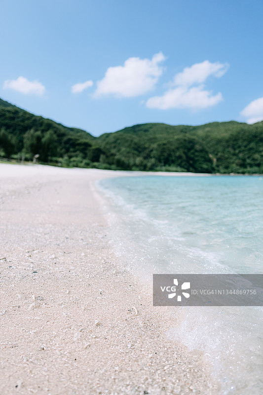 白色沙滩上轻柔的海浪，庆良间诸岛图片素材