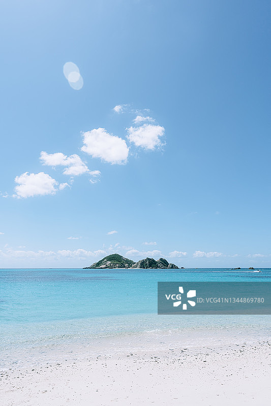 冲绳庆良间群岛田园般的白色沙滩图片素材