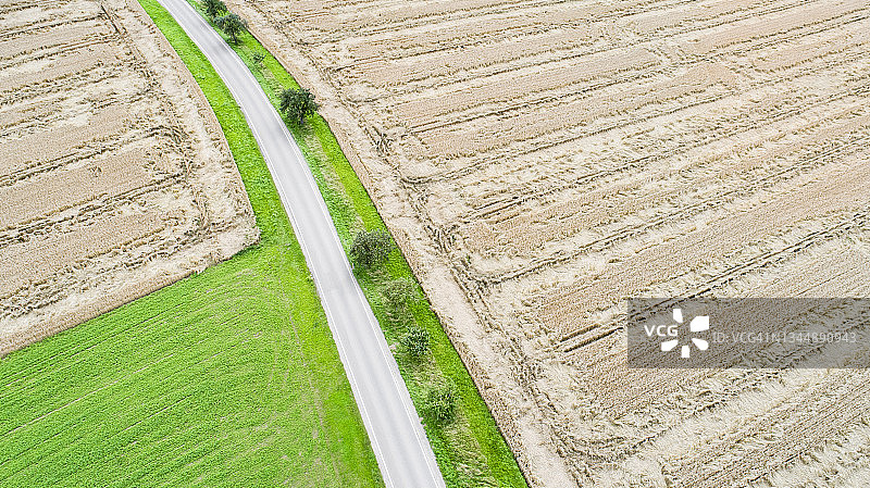 穿过农田的乡村道路图片素材