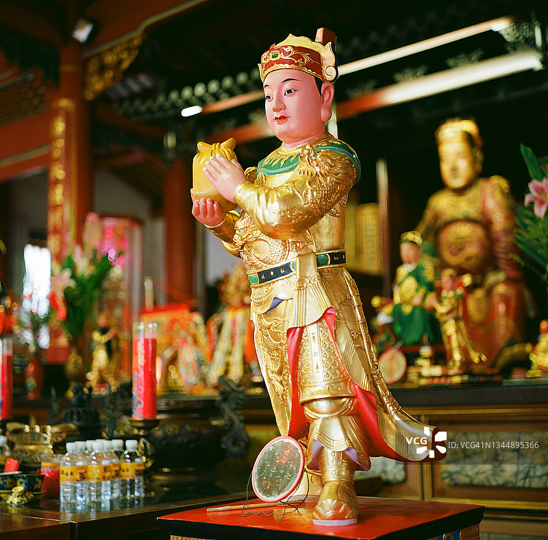寺庙里的金色木制雕像图片素材