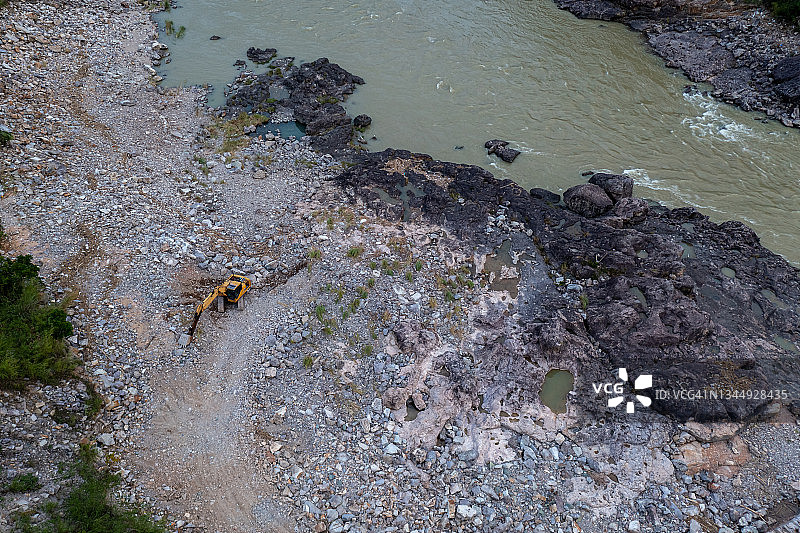 俯瞰河岸上的挖掘机图片素材