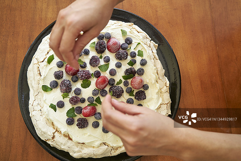 自制蛋白酥皮和夏季新鲜浆果图片素材