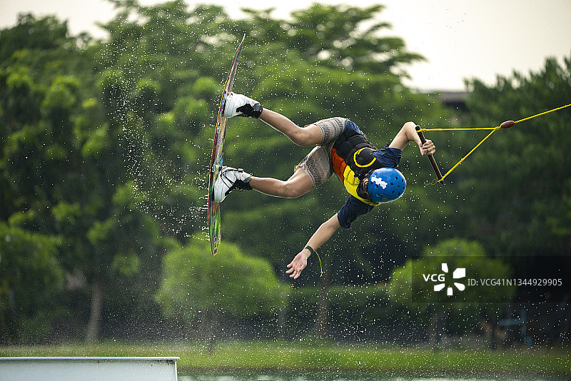 尾波滑水图片素材