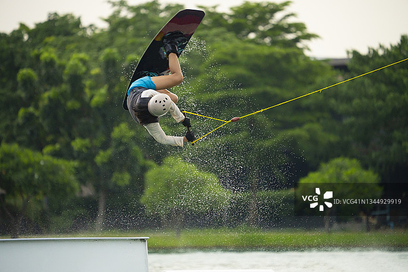 尾波滑水图片素材