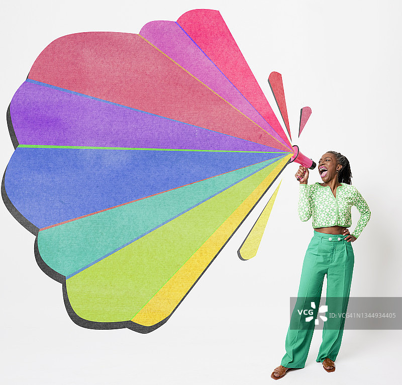 拿着扩音器和彩色形状的女人图片素材