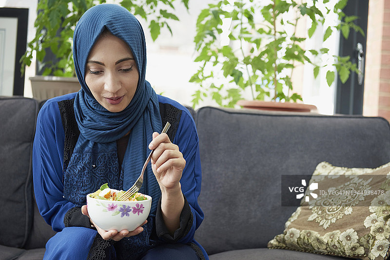 吃素食的女人图片素材
