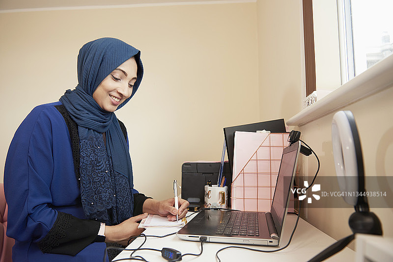 女人坐在桌子旁图片素材