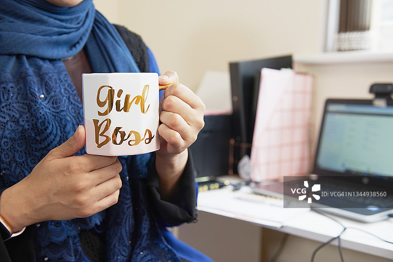 手持女老板马克杯的女人图片素材