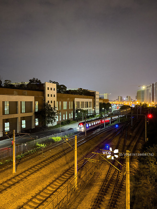 地铁站外的夜间交叉铁轨图片素材