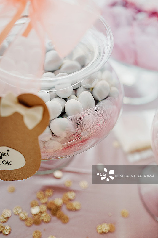 糖果罐里的糖渍杏仁图片素材