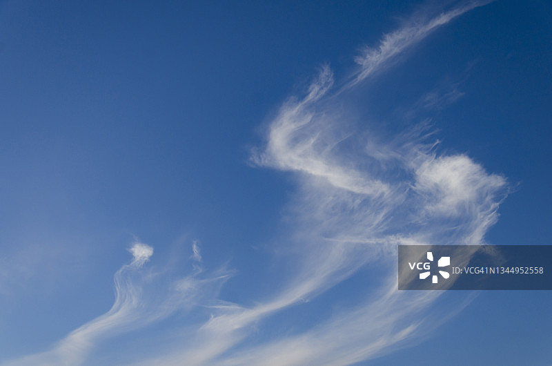 蓝色天空中的絮状卷云幡状云图片素材