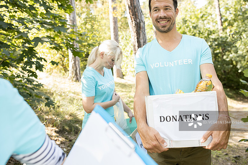 家庭志愿者与社区支持农业箱图片素材