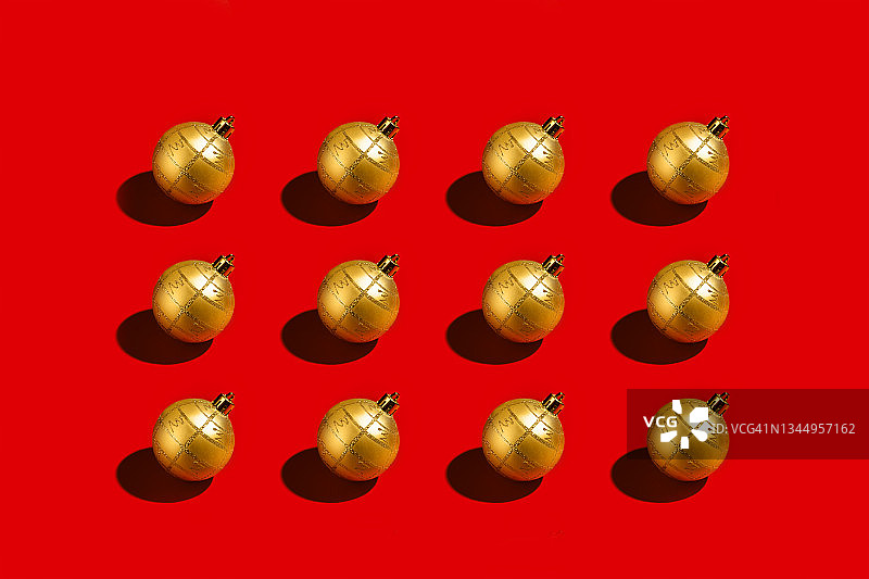 红色背景上的金色圣诞球图片素材