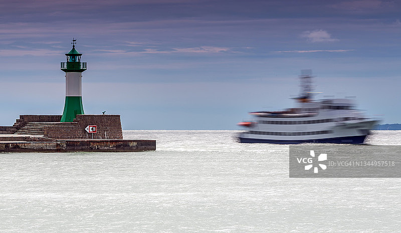带有渡轮船的萨斯尼茨灯塔（梅克伦堡-前波美拉尼亚，德国）图片素材