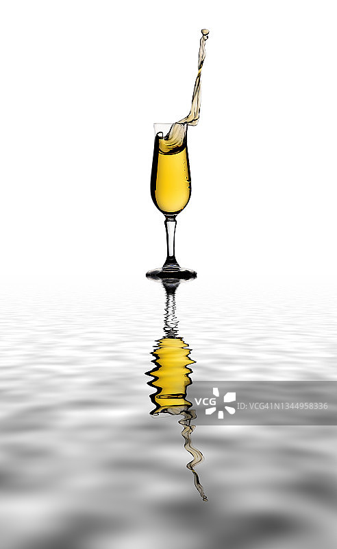 在白色背景下，香槟酒杯的祝酒飞溅在水面上图片素材