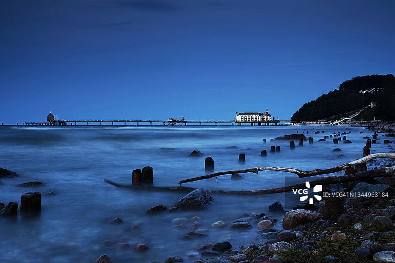 蓝色时刻的塞林码头（德国梅克伦堡 - 前波美拉尼亚州吕根岛）图片素材