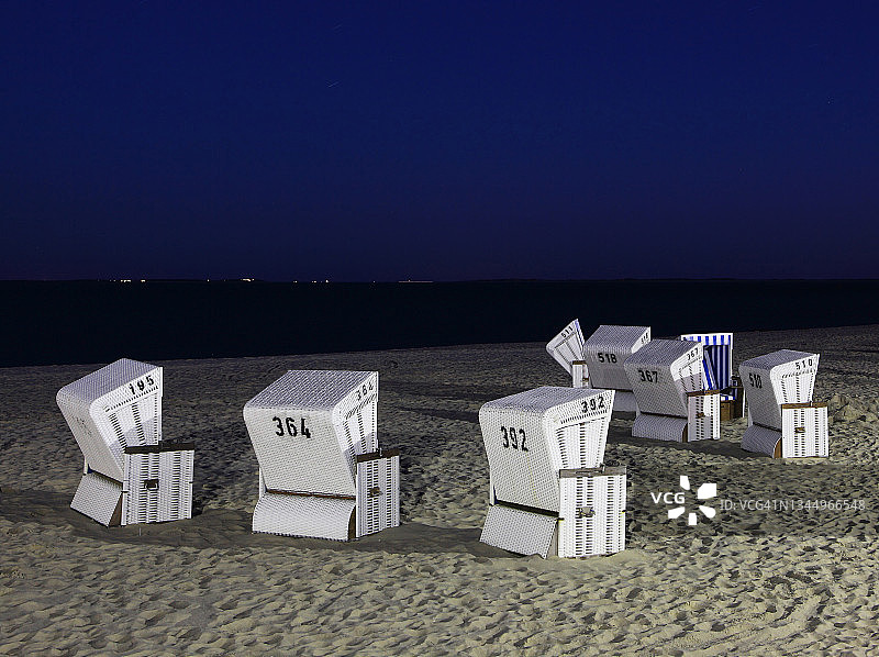 夜晚海滩上的沙滩椅图片素材