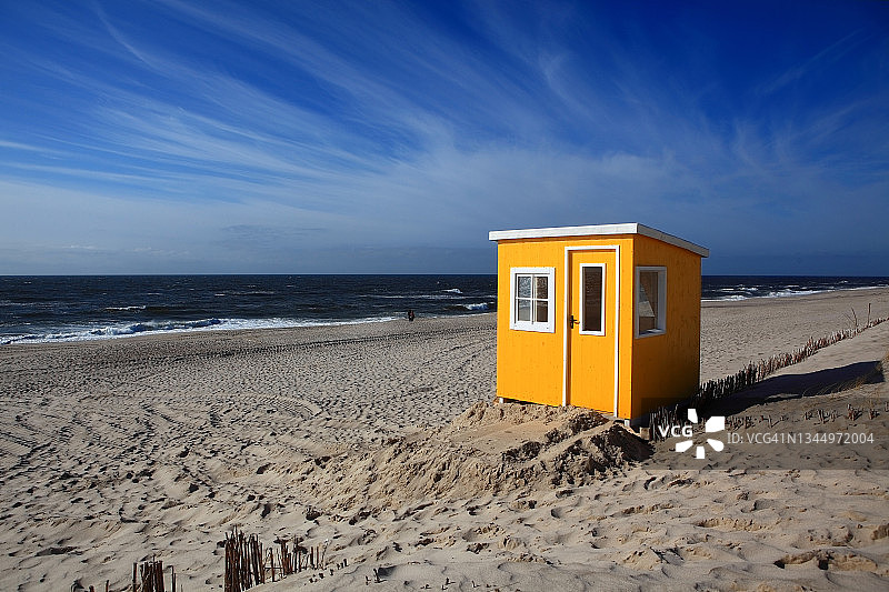 海滩上的黄色小屋图片素材