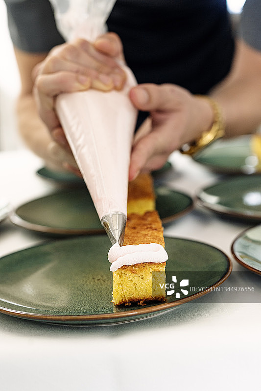 蛋白酥皮蛋糕甜点图片素材