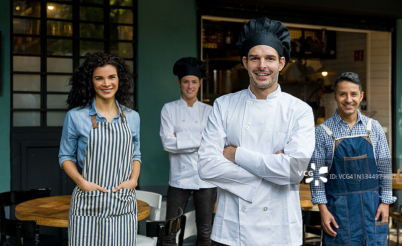 厨师和他的团队在餐厅里看起来非常高兴图片素材