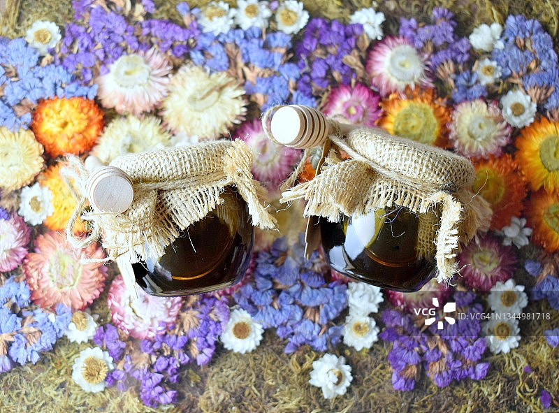 彩色背景上的新鲜蜂蜜罐图片素材