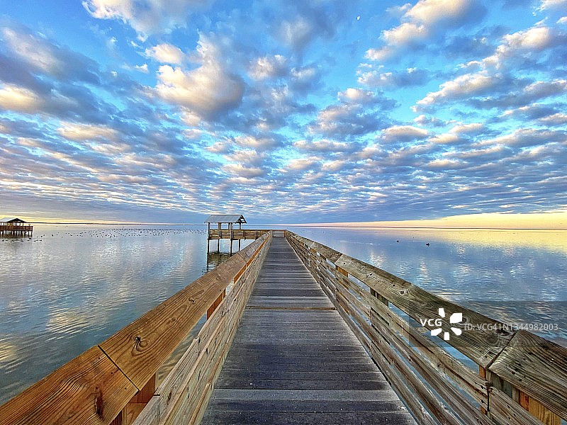 南帕德里岛木板路上的云彩图片素材