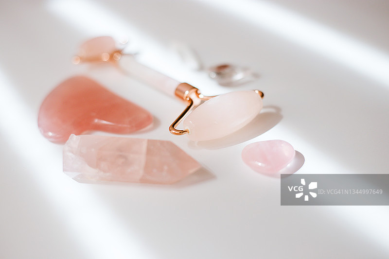 彩色不同形状的刮痧板和滚轮图片素材