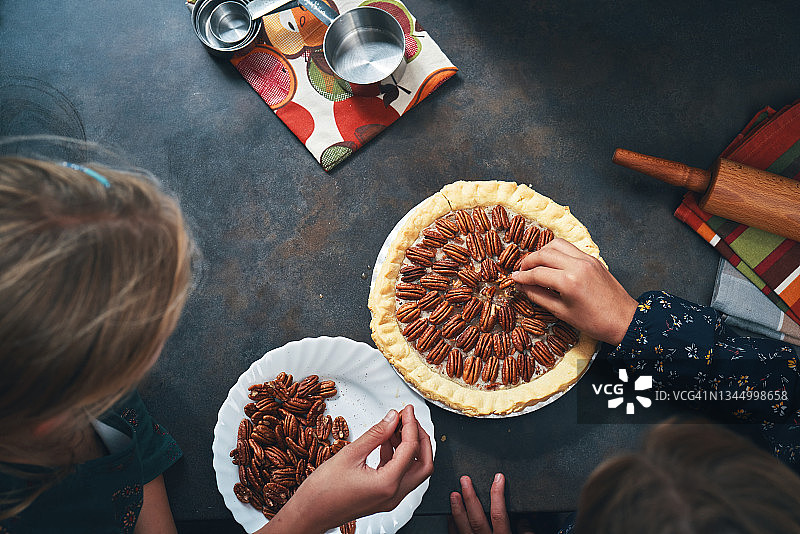 准备节日用山核桃派图片素材