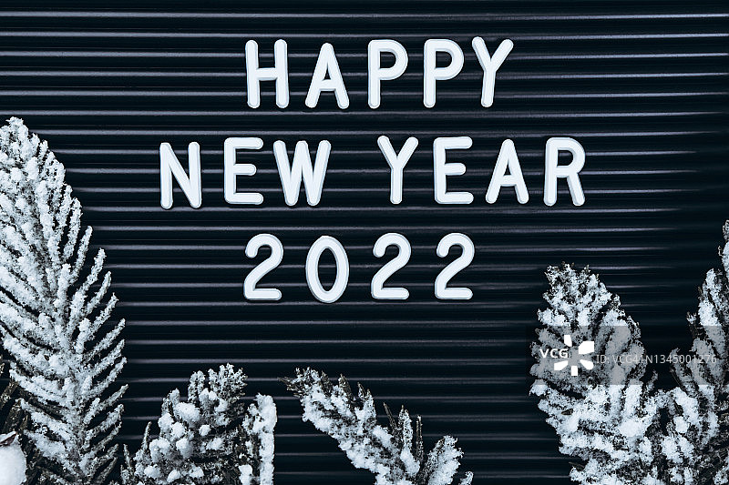 写有“2022新年快乐”字样的黑板图片素材
