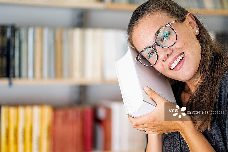 年轻女人手捧爱书图片素材