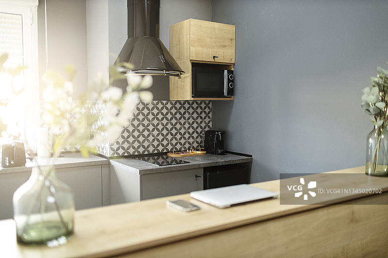 现代厨房内部，台面上有电器图片素材