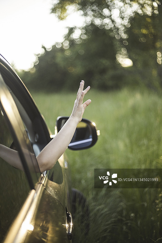 一家人在电动汽车充电站旁图片素材