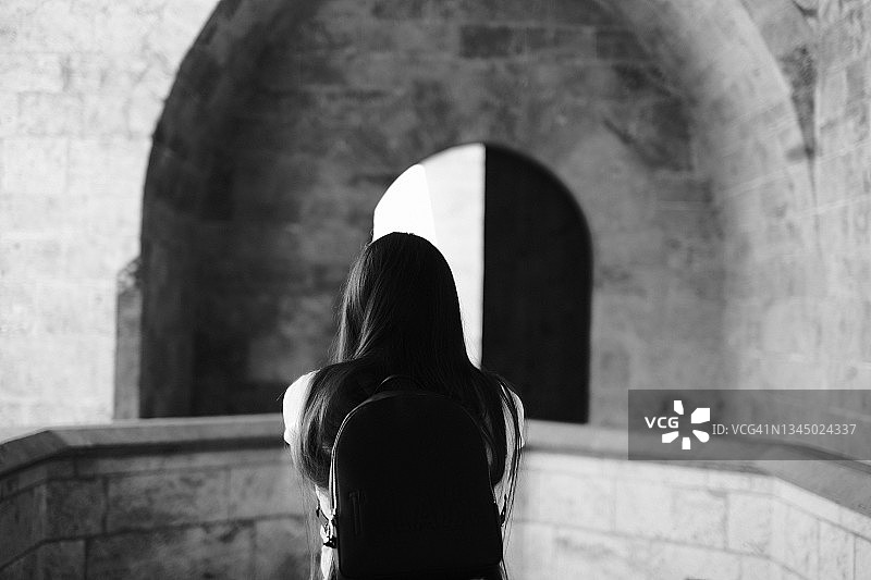 女孩肩膀与抽象背景，黑白弓形分割图片素材