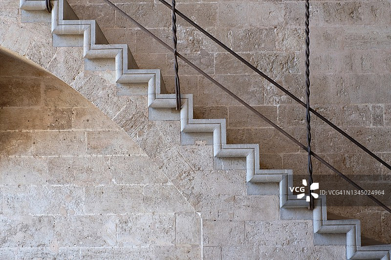 历史建筑中呈对角线攀爬的楼梯结构图片素材