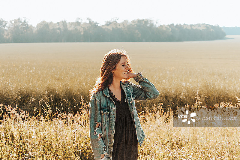 在夏日户外日落玉米地里的青少年女性肖像图片素材