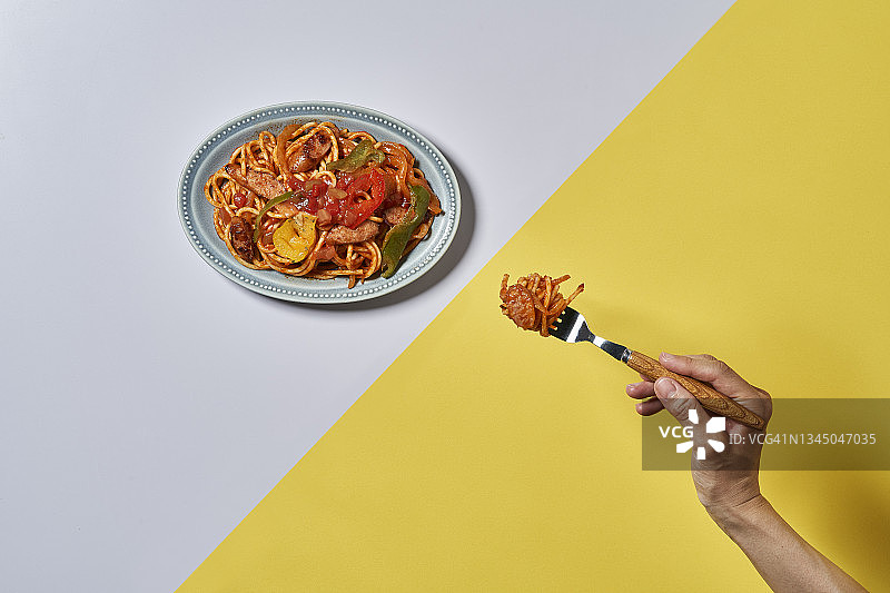 手持叉子的那不勒斯意面图片素材