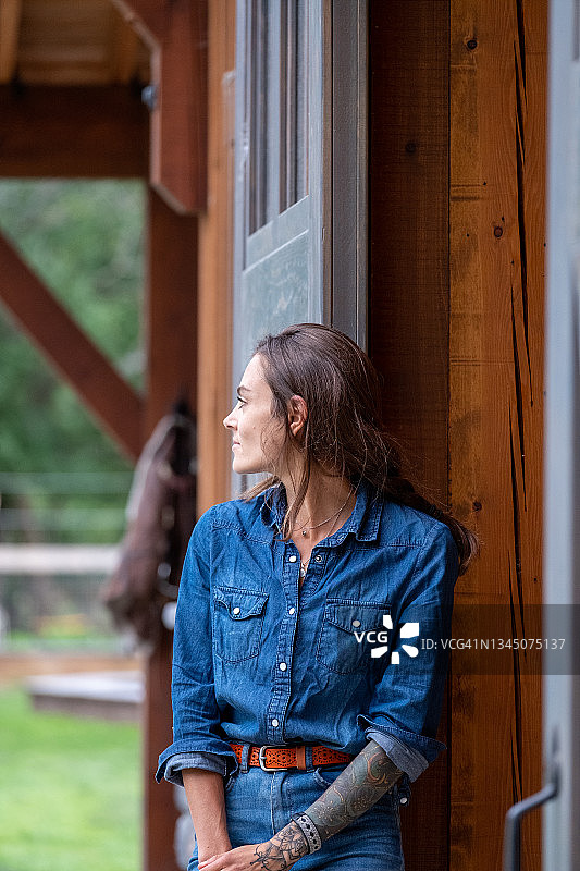 女牧场主与她的马一起工作图片素材