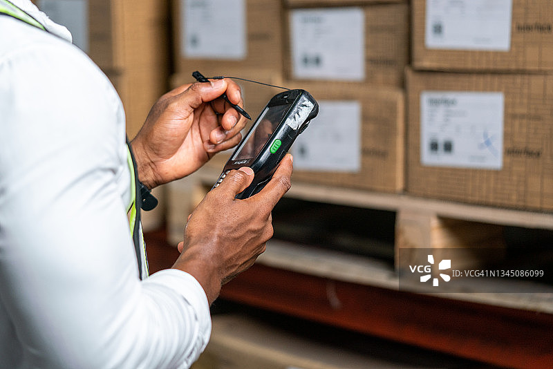 仓库工人检查货物准备交付给客户图片素材