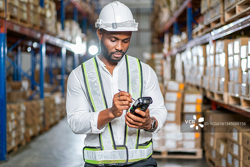 仓库工人检查货物准备交付给客户图片素材