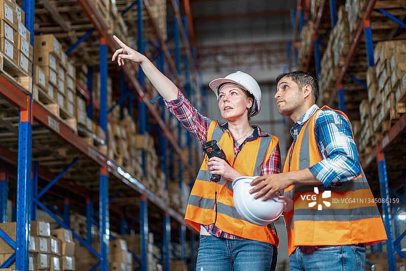 管理者控制配送并检查仓库存储中的库存图片素材