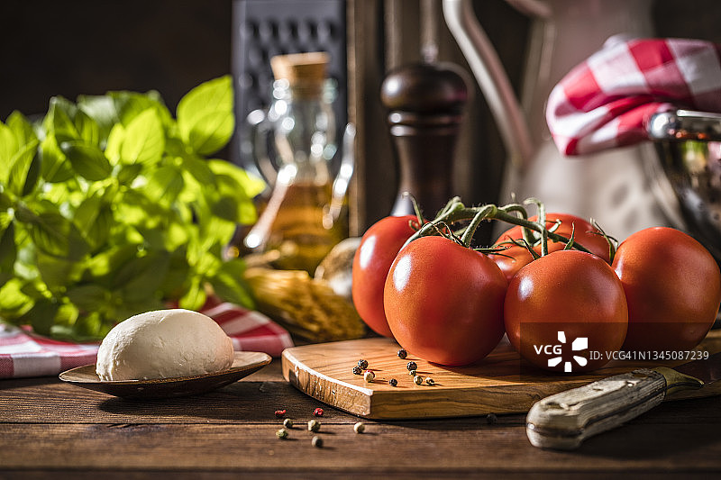 木桌上的地中海食材图片素材