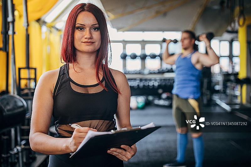 健身房里的女性健身教练图片素材