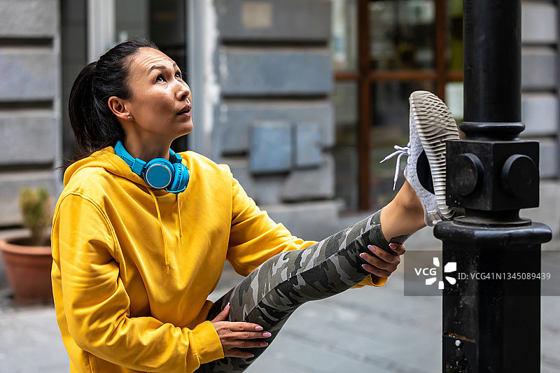 做腿部运动的亚洲中年妇女健身肖像图片素材