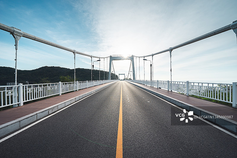 现代桥梁的空旷沥青路图片素材