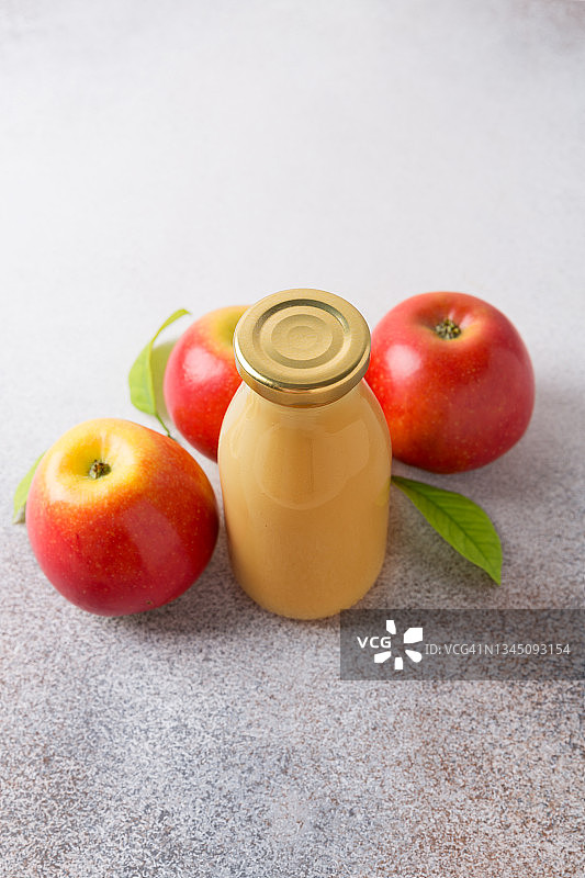 瓶装苹果酱和红苹果图片素材