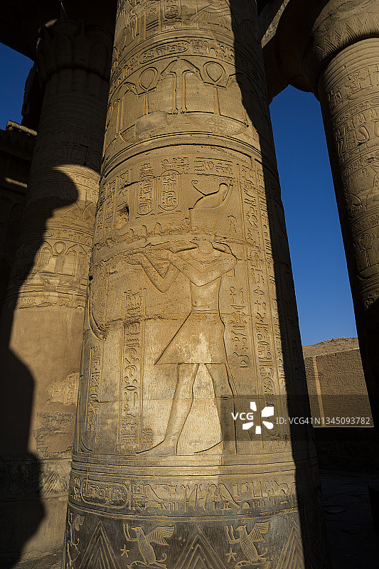 埃及埃德夫神庙索贝克神庙的象形文字柱遗址，埃及卢克索图片素材